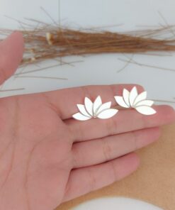 Alternative view of Brinco flor de lótus